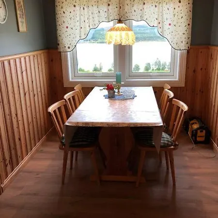 Nyrestaurert Og Koselig Ved Skjelbredvatnet. Sandvika (Lierne)
