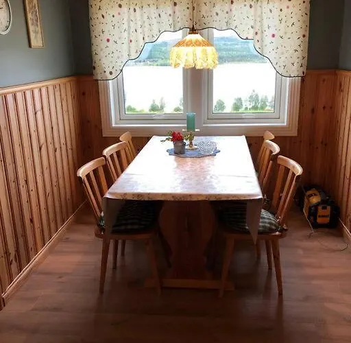 Nyrestaurert Og Koselig Ved Skjelbredvatnet. Sandvika (Lierne)