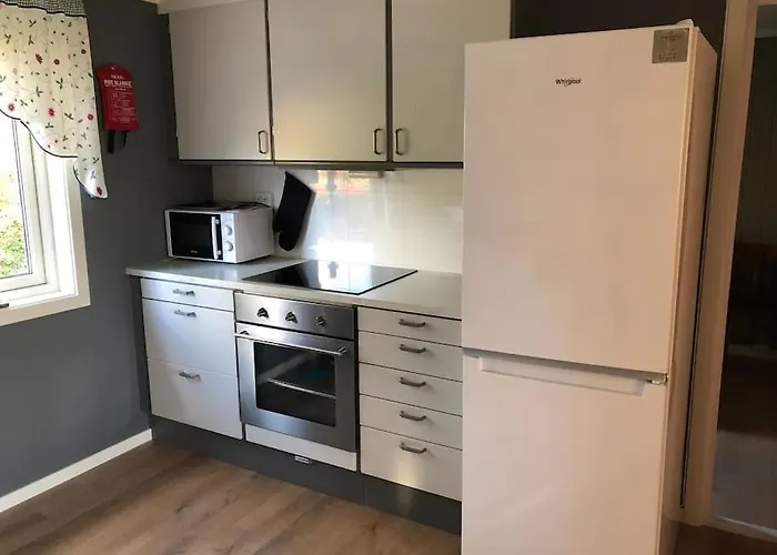 Nyrestaurert Og Koselig Ved Skjelbredvatnet. Sandvika (Lierne)
